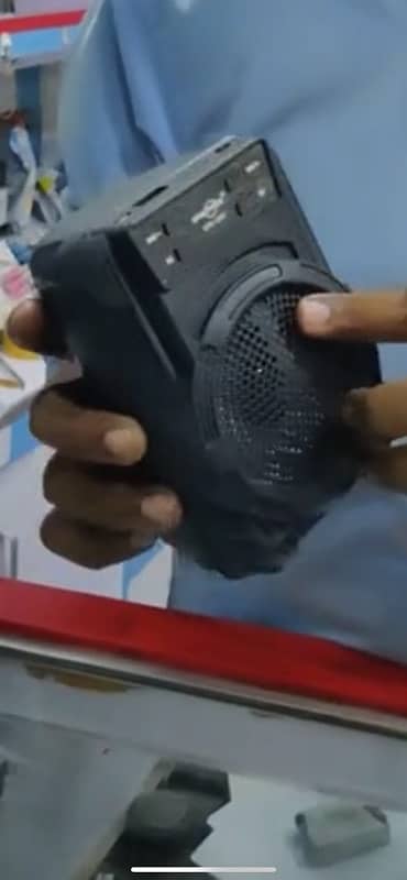 Portable Bluetooth Speaker with Built-in Camera – Security Use