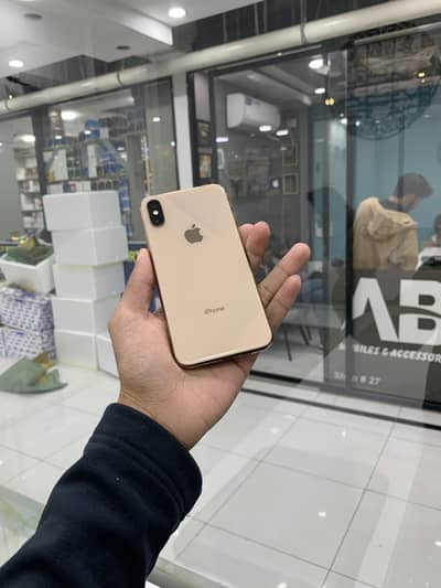 iPhone xs -/ 03199954461