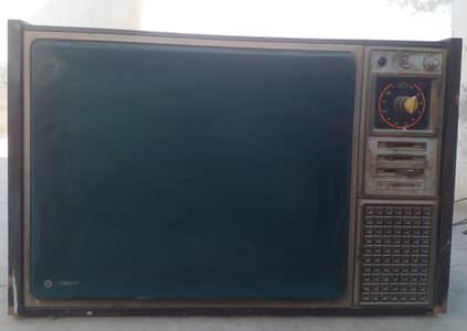 Hitachi Cathode Ray Tube (CRT) Television Antique 1982