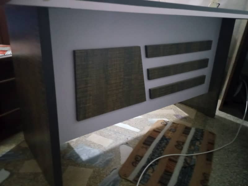 Office and computer table 3