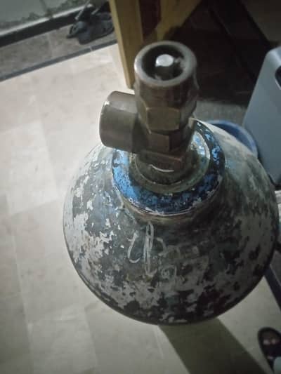 Oxygen cylinder