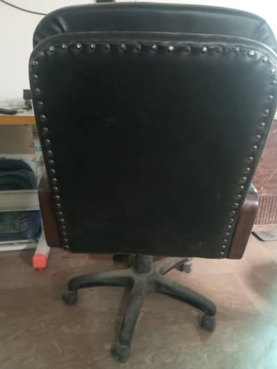 chair in good condition 10/10 contact 03116679739