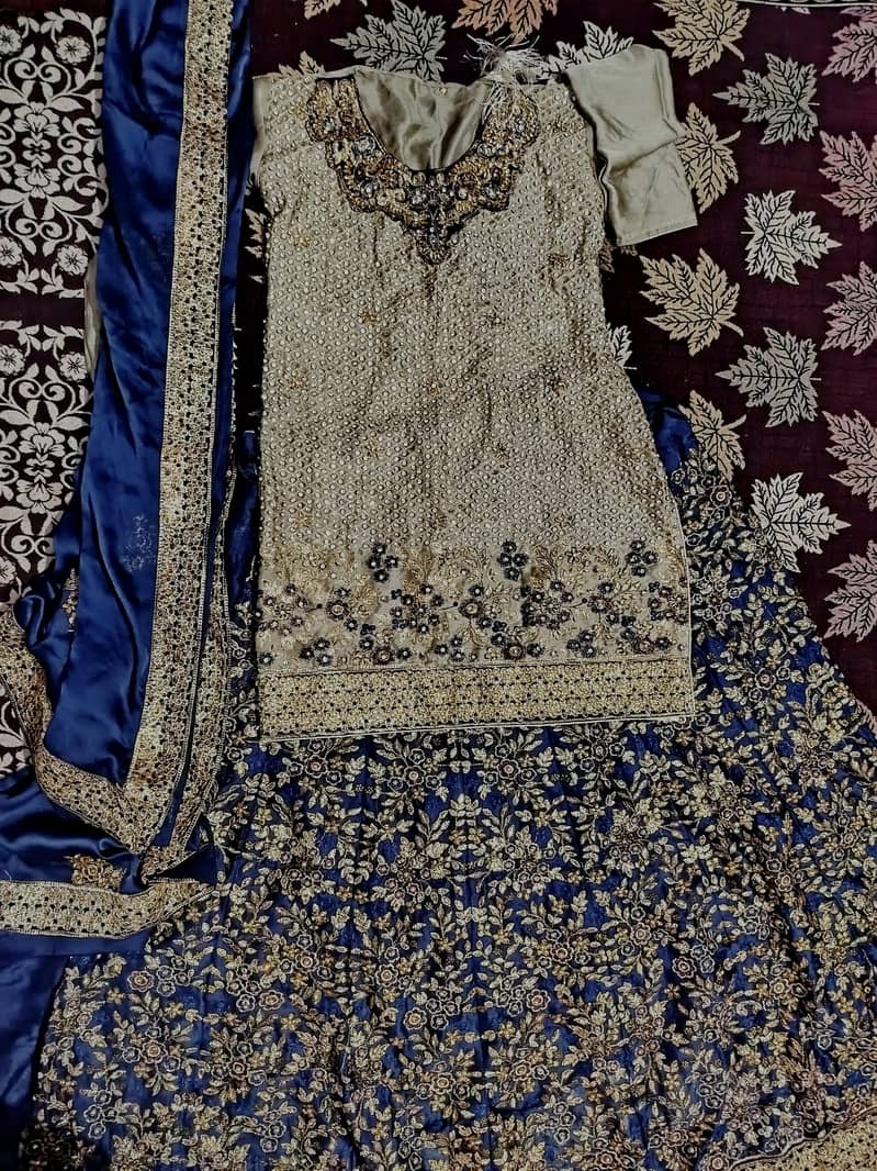 خوبصورت  تھری پیس سوٹ 1