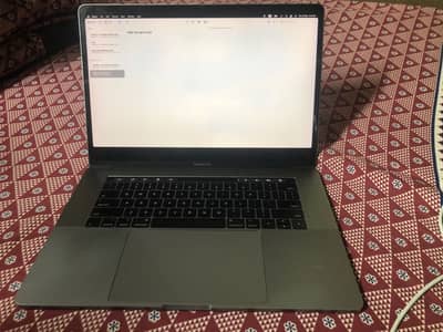 MacBook Pro 2017 /15 inc / i7 / 16 / 256