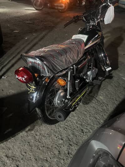 Honda 125 black 5 gear self start new