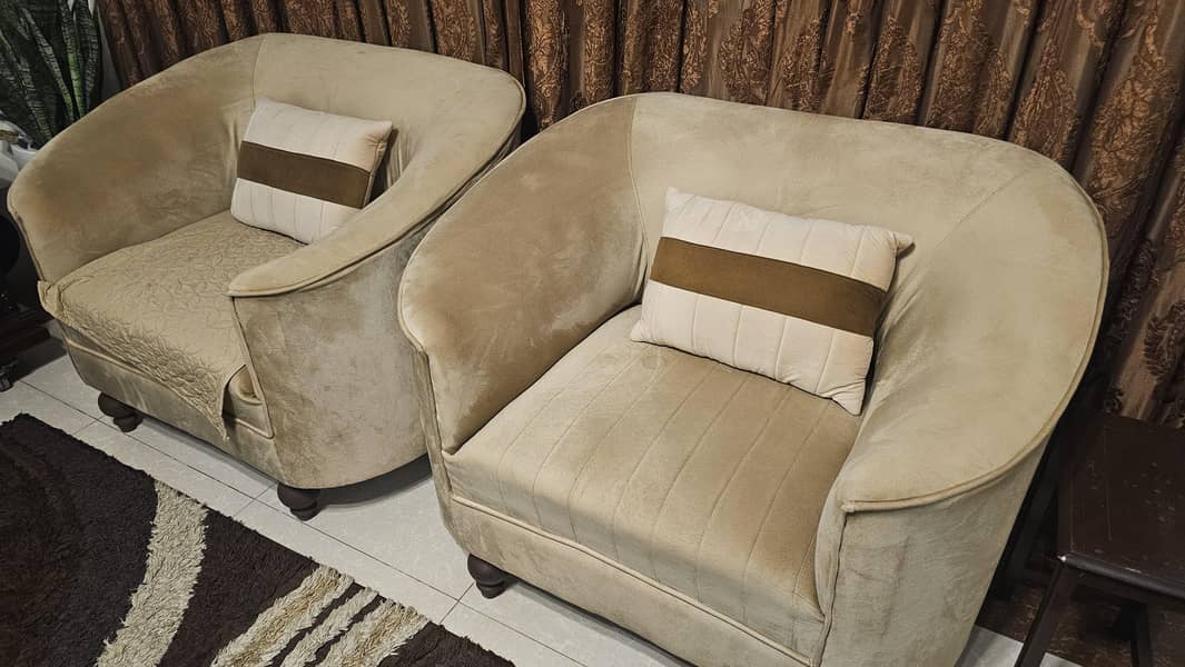 2 Sofa,s single seat each condition 10/10. 0