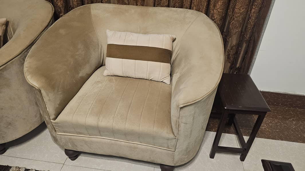 2 Sofa,s single seat each condition 10/10. 3