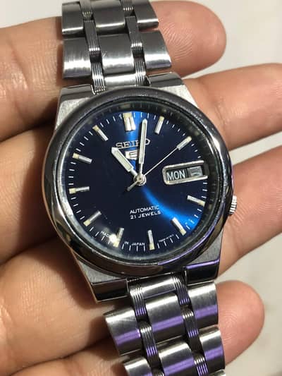 Seiko 5 men's automatic watch ink blue dial.