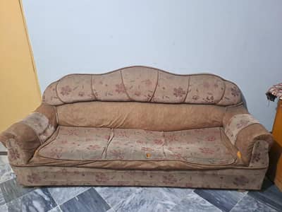 5 Seater Sofa Set – Strong Frame – Comfortable – Used