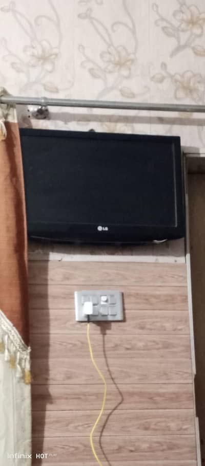 LG 32 inch lcd for sale 1 year used