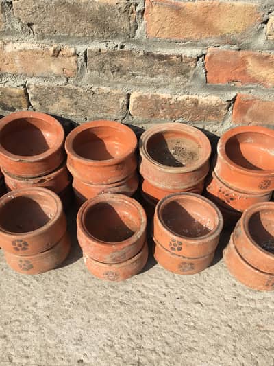 Used Mitti kay bartan kabotar kay danay, pani or anday walay bartan