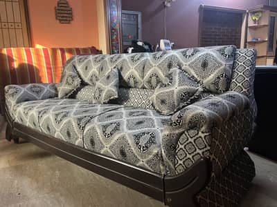 5 seater sofa set condition 9/10 in very reasonable price