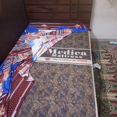 02 Single bed with mattresses