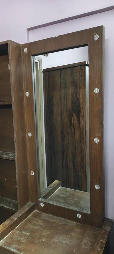 DRESSING TABLE WITH MIRROR!