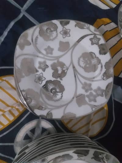 new dinner set  65 pices