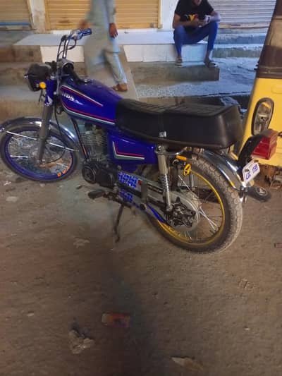 Honda 125 altar 200 bari kesing me aur Lahore nambar hai ok