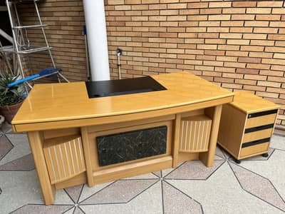 Executive table with side shulf