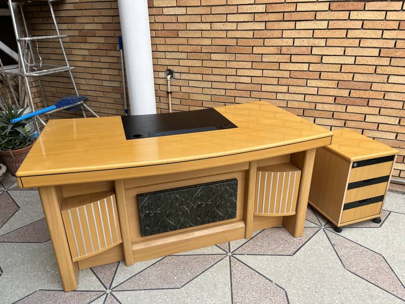 Executive table with side shulf 0