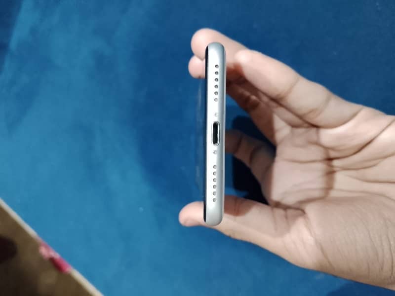 iPhone se2 10/10 condition 2