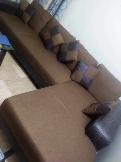l shape sofa plus two chairs perfect condition 9/10 no damage