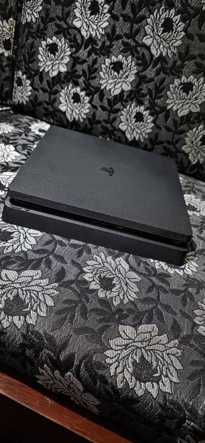 PS4 used with 2 Original Controller And 5 games