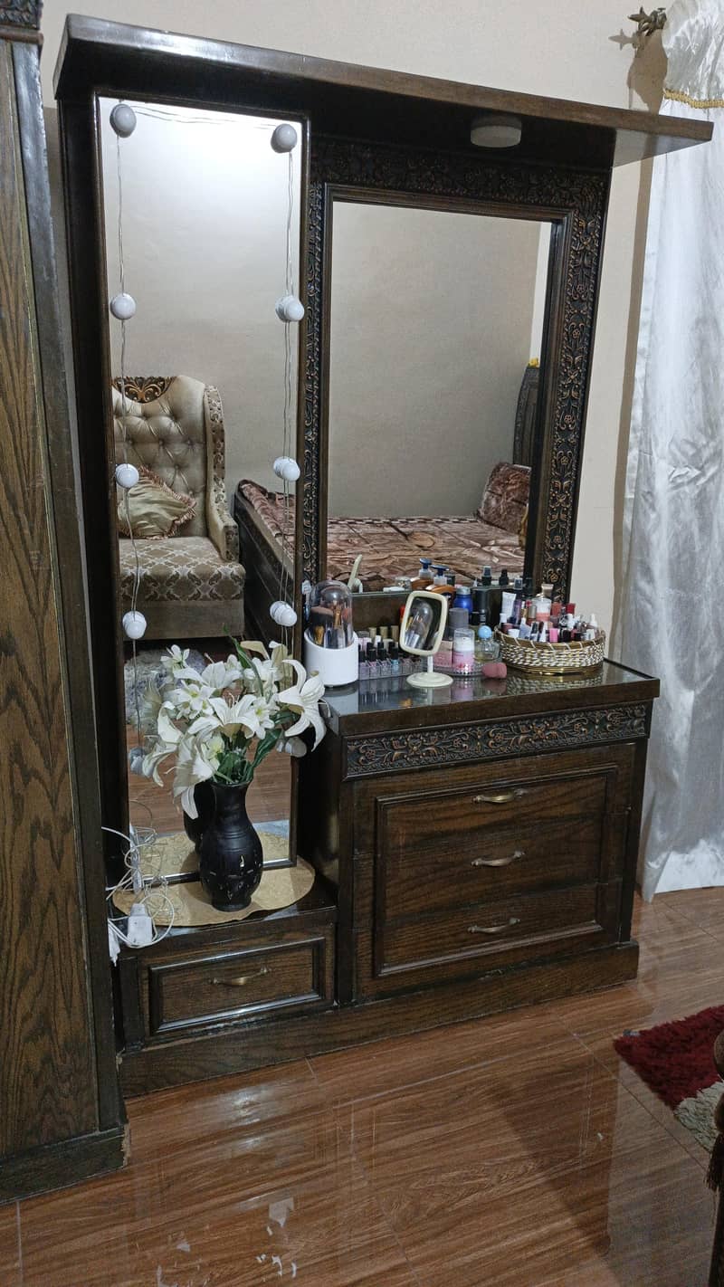 bad and dressing table 1