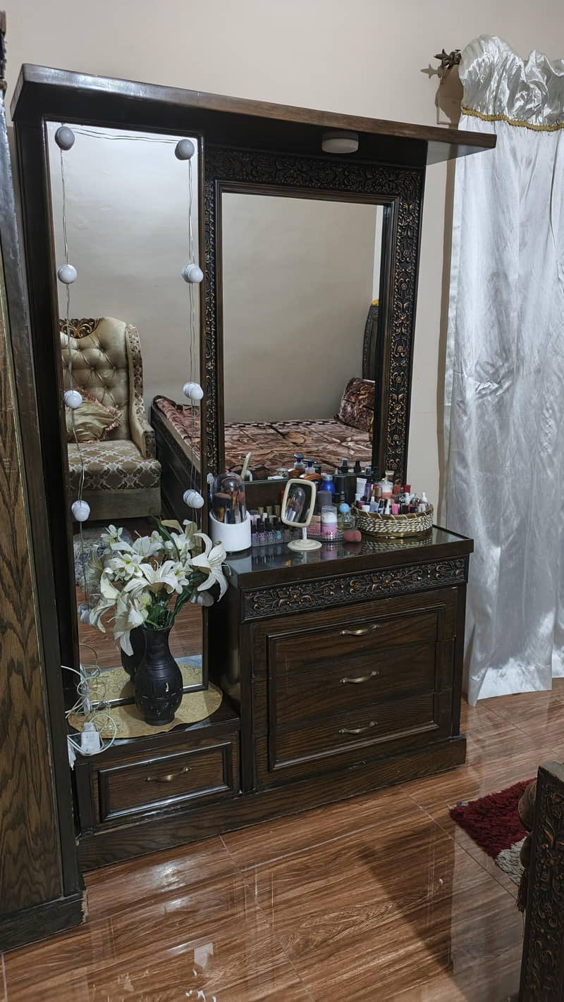 bad and dressing table 2