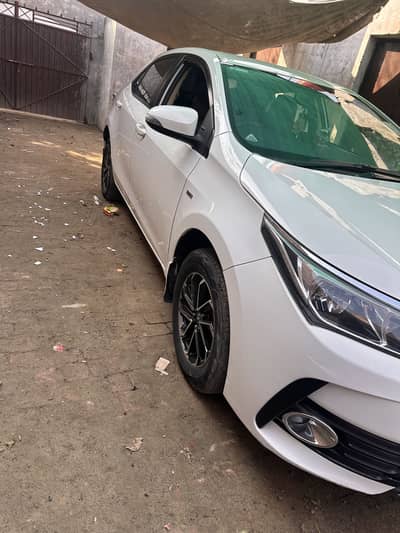 Toyota GLI 2019/2022 model super white automatic