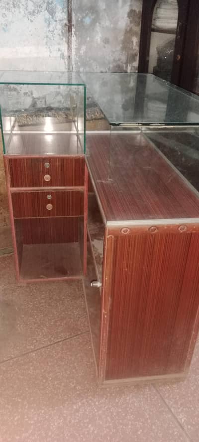 L shape display counter