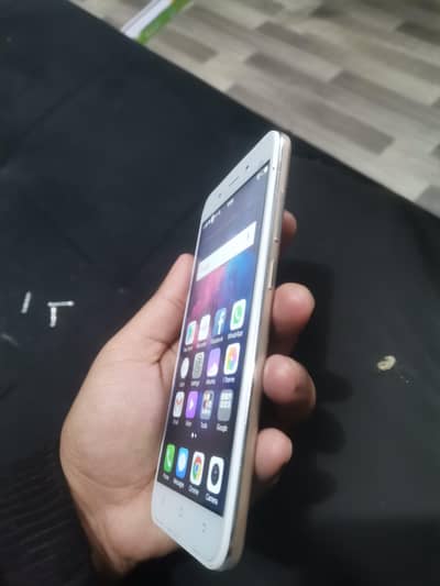 Vivo y66 for sale bs screen pr hlka sa shade h bki all ok