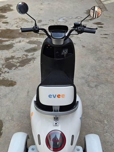 three wheeler nisa evee