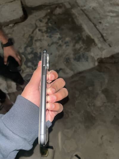 I AM SELLING IPHONE 11 IN MINT CONDITION contact 03134092898…