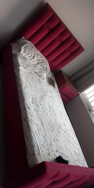 selling two single bed with Side table