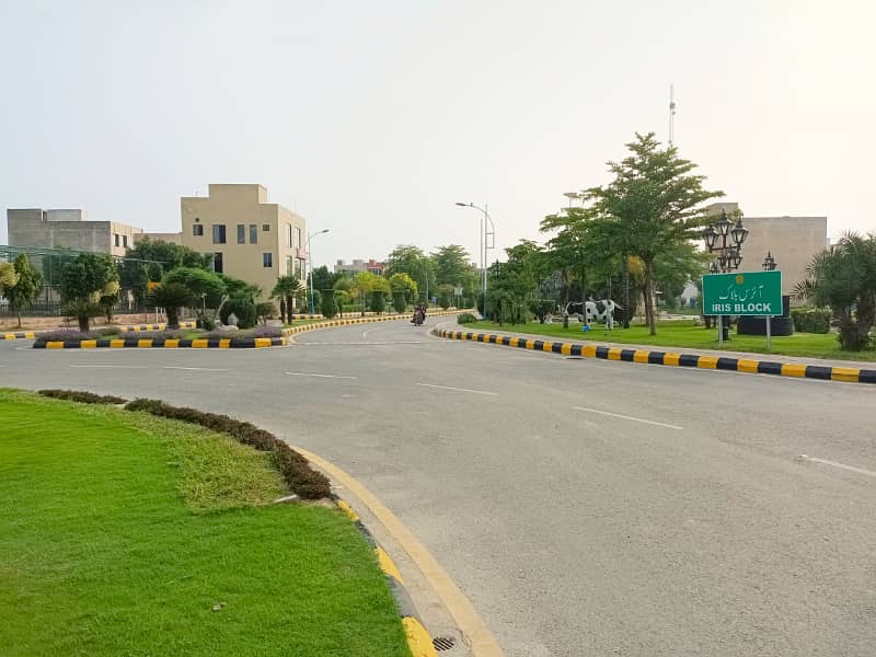 4 Marla plot available on Installments. 5