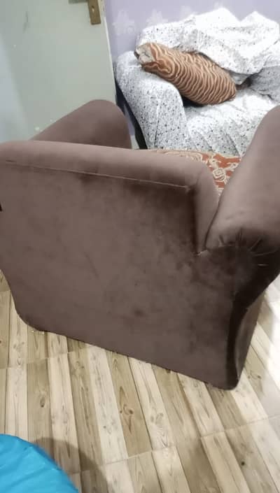 It's a beautiful elegant sofa , 5 seater with oak and lasani wood