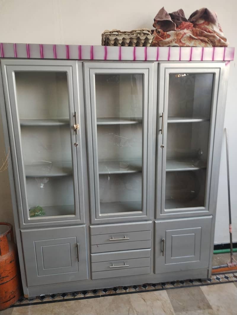 برتنوں والی الماری 0