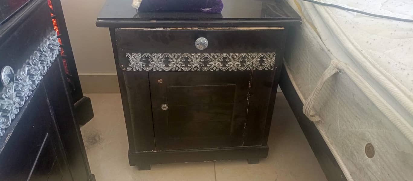 2 bed side table with 1 dressing table set 0