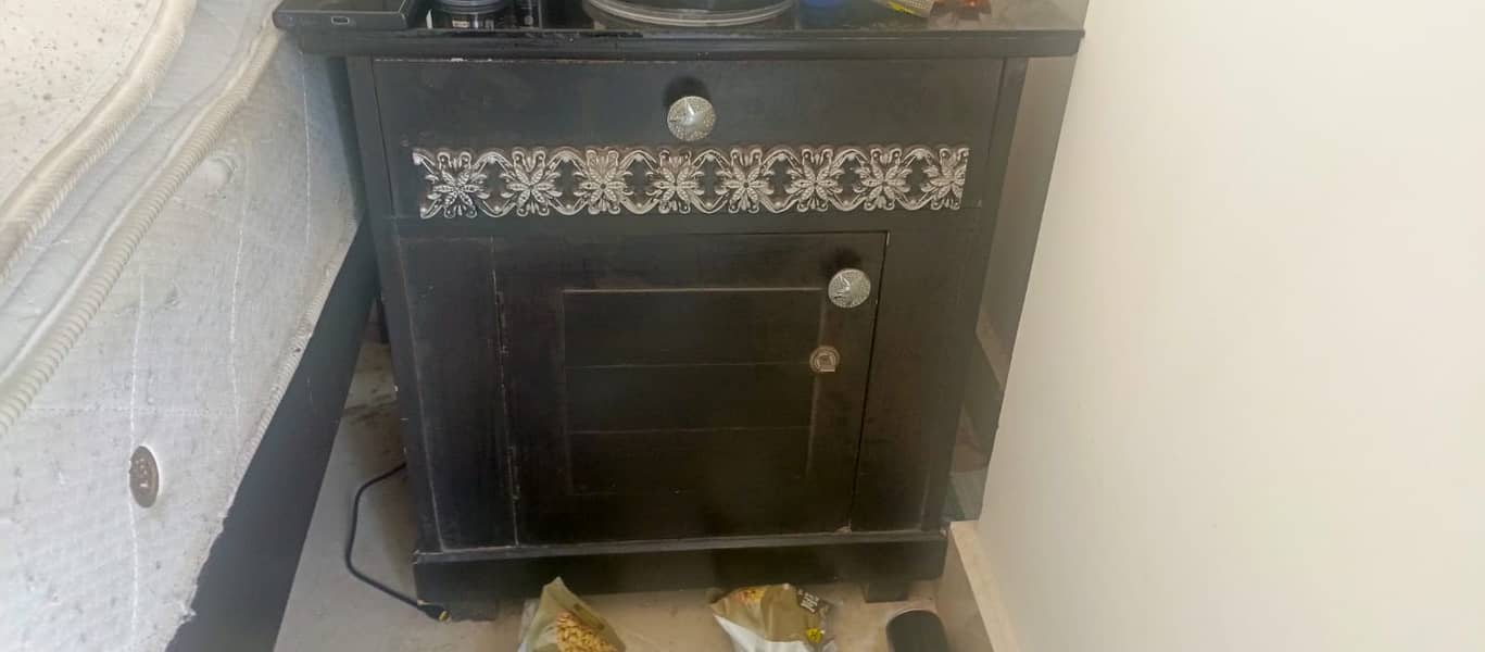 2 bed side table with 1 dressing table set 2