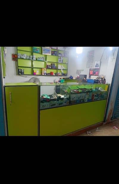 ye almarian or showcase bejhni hi ye bilkul new hi q ye mene dukan