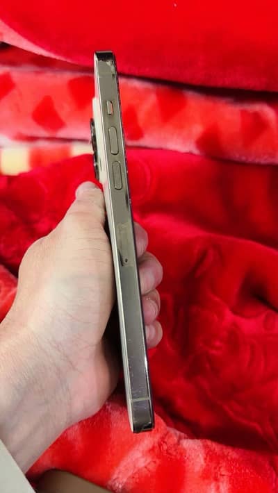 Iphone 14 pro max golden colour