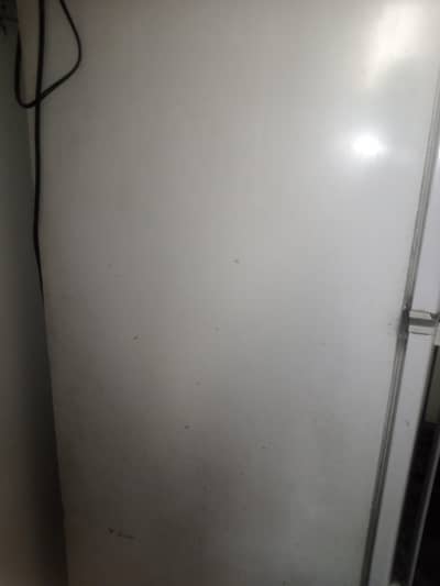 FULL SIZE DAWLANCE FRIDGE l