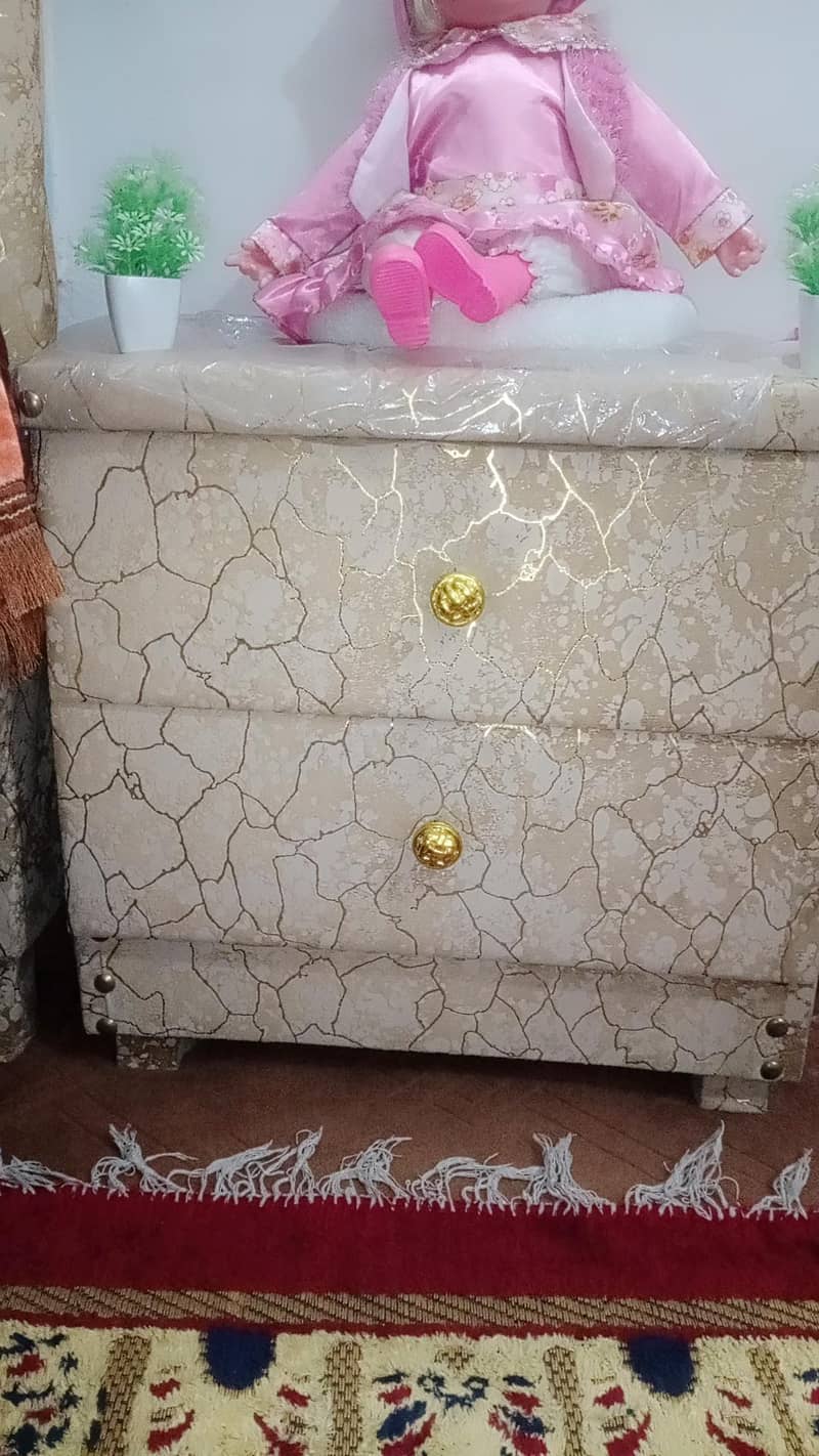 bed with side tabel 0