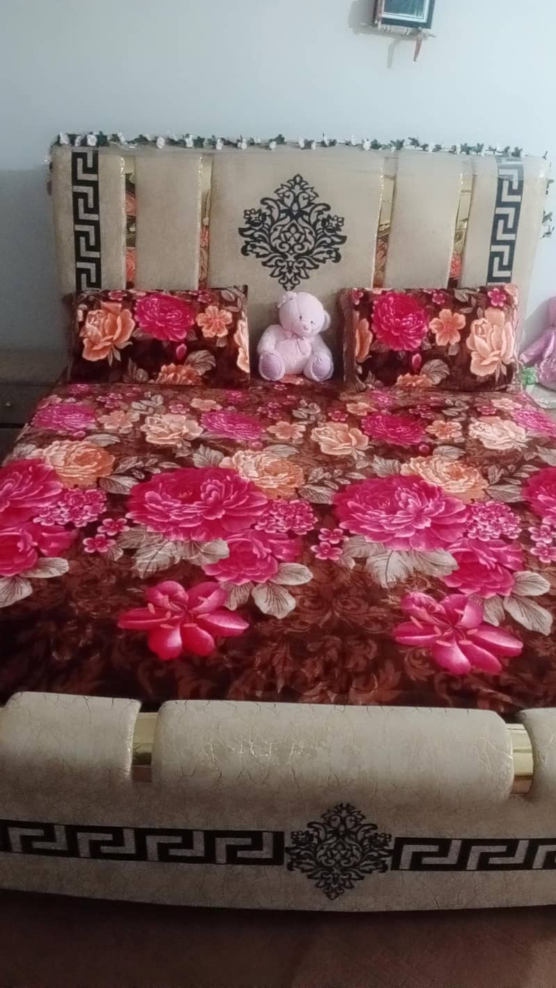 bed with side tabel 4