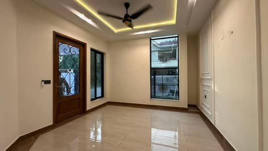 8 Marla Beautiful House Available For Sale