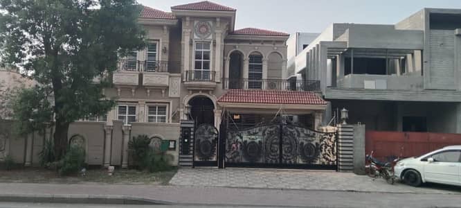 1 Kanal House In Lahore Is Available For sale