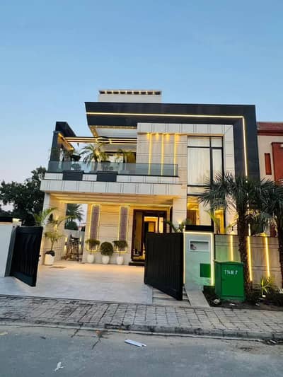 10 Marla Luxury House is Available for Rent in Bahria Town Lahore