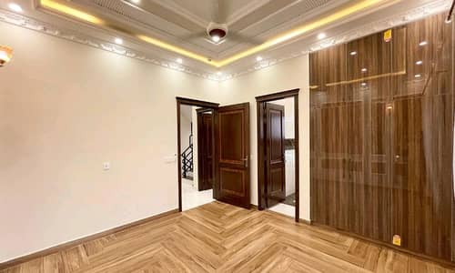 10 Marla House For sale In Beautiful Johar Town