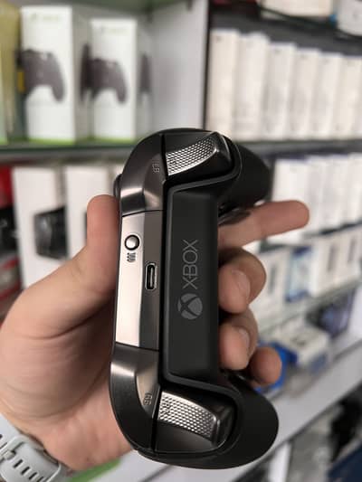 Xbox Elite Series 2 controller barely used