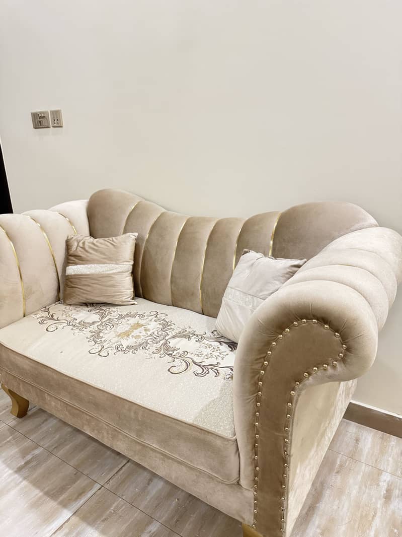New Conditioned Sofa Set 4