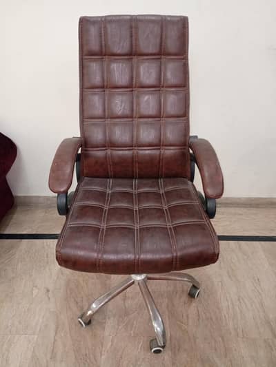 Executive Office Chair – Excellent Condition